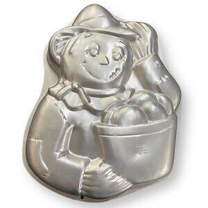 1998 Vintage Scarecrow Wilton Aluminum Cake Pan Halloween Fall Party 2105-2001